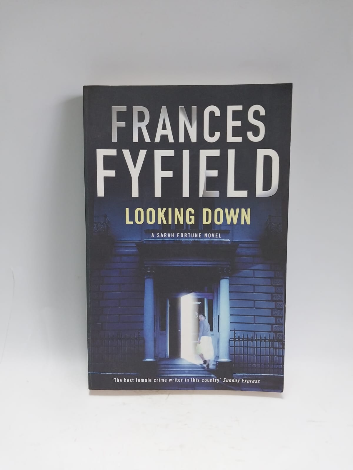 Fyfield, Frances - LOOKING DOWN