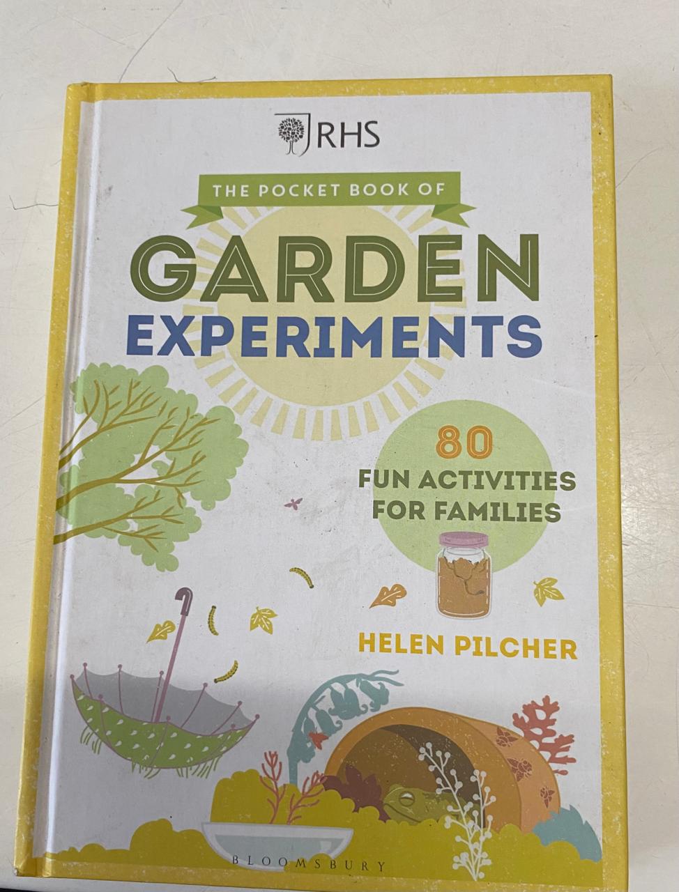 Pilcher, Helen - THE POCKET BOOK OF GARDEN EXPERIMENTS: 80 FUN ACTIVITIES FOR FAMILIES
