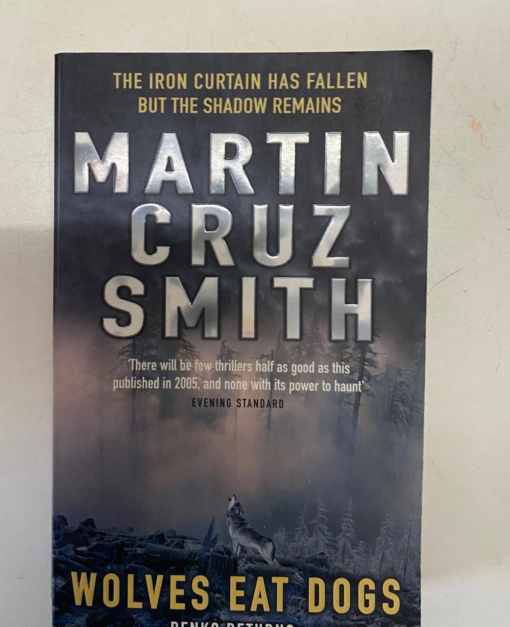 Cruz Smith, Martin - WOLVES EAT DOGS